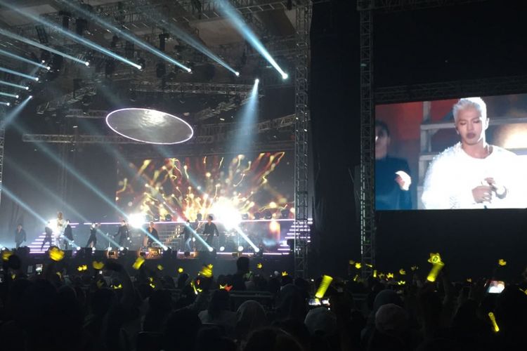 Taeyang BIGBANG menggebrak panggung Hall B3 JIExpo Kemayoran, Jakarta Pusat, Jumat (13/10/2017) malam dengan lagu Ringa Linga dari album perdananya yang bertajuk Rise (2014).