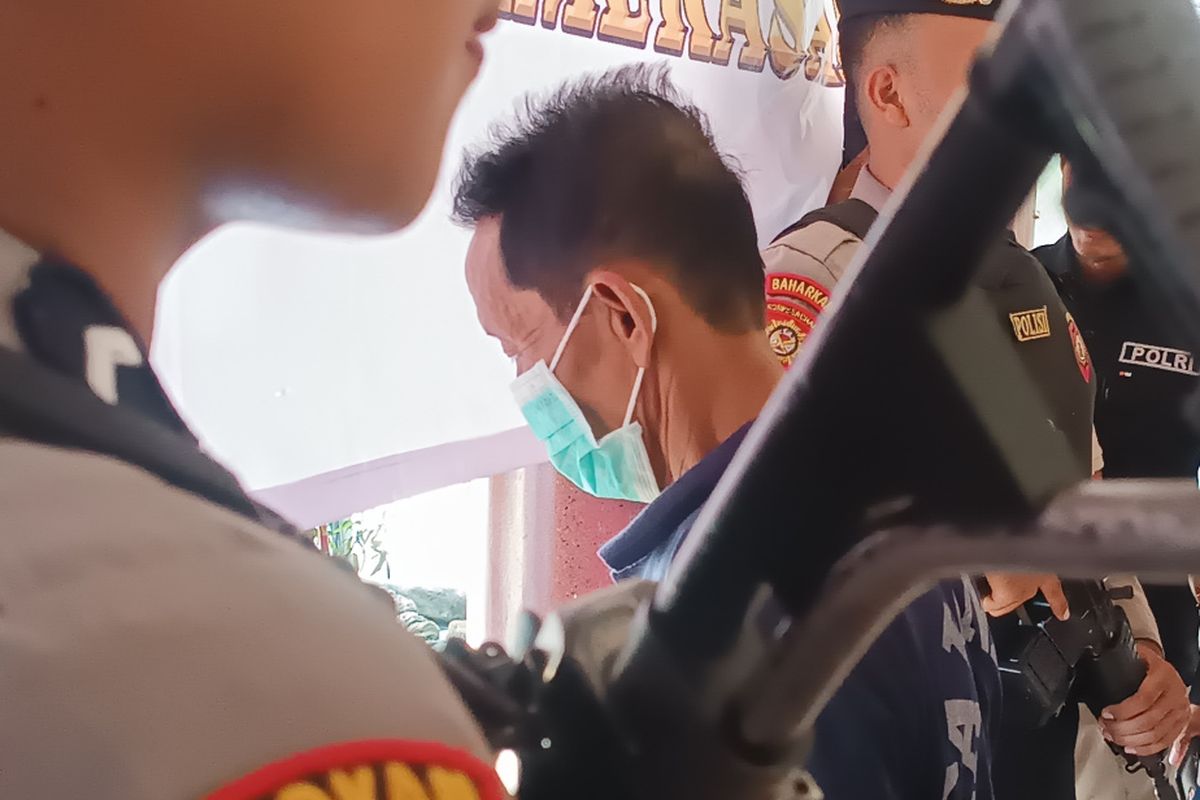 Tersangka pemerkosaan anak di bawah umur, ditangkap Satreskrim Polres Pamekasan, Senin (13/5/2024) setelah menjadi buron selama 2 tahun. Tersangka bersembunyi di rumah anaknya di Desa Plakpak, Kecamatan Pegantenan, Kabupaten Pamekasan.