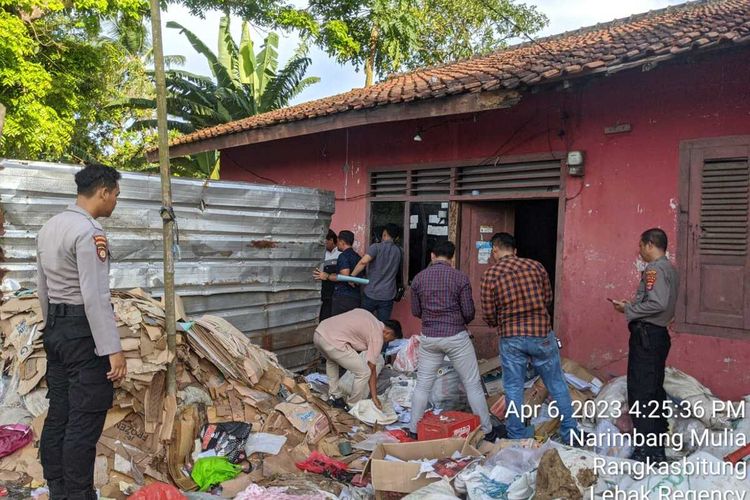 Puluhan ribu KIP ditemukan di lapak rongsokan di Kecamatan Rangkasbitung, Kabupaten Lebak, Provinsi Banten, Kamis (6/4/2023).