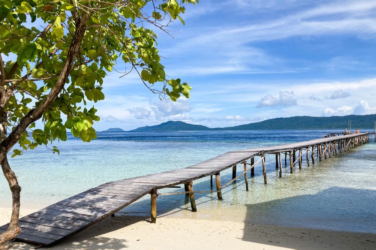 Suasana Desa Wisata Arborek, Kabupaten Raja Ampat, Papua Barat, Selasa (26/10/2021).