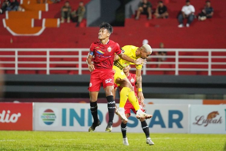 Kapten Persija Jakarta Chandra Negara duel dengan pemain Barito Putera saat pertandingan babak penyisihan Grup B Piala Presiden 2022 yang berakhir dengan skor 0-2 di Stadion Segiri Samarinda, Sabtu (18/6/2022) malam.
