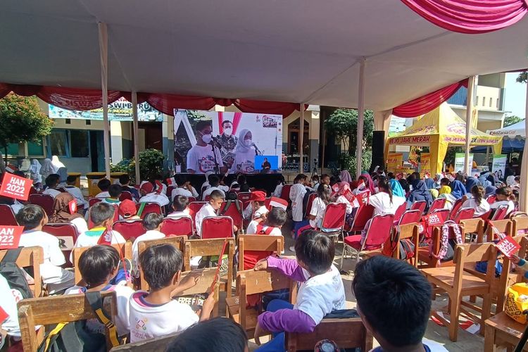 APSAI menggelar acara Nonton Bareng Puncak Perayaan Hari Anak Nasional 2022 yang dihadiri Presiden RI, Joko Widodo bersama 300 siswa-siswi SD Dinamika Indonesia, Bantargebang, Bekasi (23/7/2022).