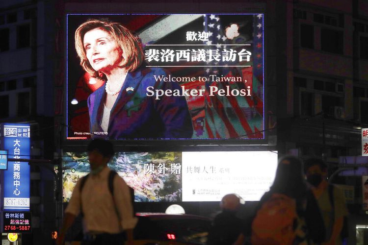Orang-orang berjalan melewati papan reklame menyambut Ketua DPR AS Nancy Pelosi, di Taipei, Taiwan, Selasa, 2 Agustus 2022.