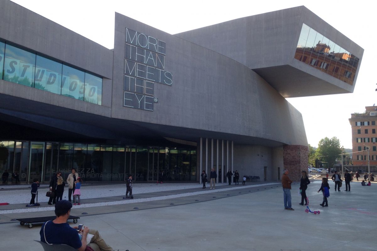 MAXXI National Museum merupakan bangunan nasional Italia pertama yang dibangun dengan rancangan kontemporer. 