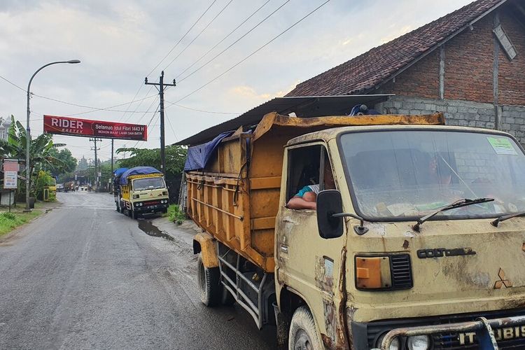 Truk Sampah Antre di Jalanan Menunggu dibukanya TPAS Piyungan, Bantul. Kamis (12/5/2022) pagi