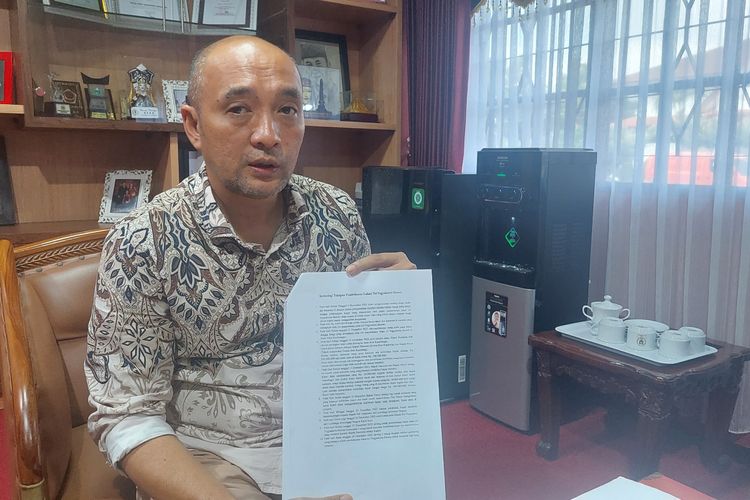 Ketua DPRD Kabupaten Semarang Bondan Marutohening menunjukan dokumen kronologi kejadian yang menimpa Jumirah 