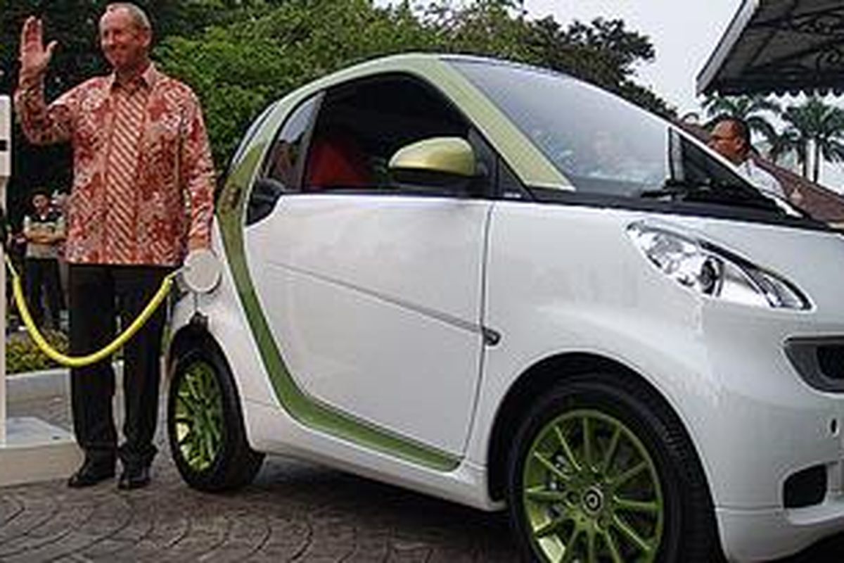 Presiden dan CEO Siemens Indonesia, Hans-Peter Haesslein, memperkenalkan alat pengisian listrik untuk mobil listrik di Jakarta