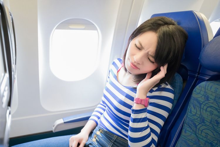 Ilustrasi sakit leher saat tidur di pesawat.