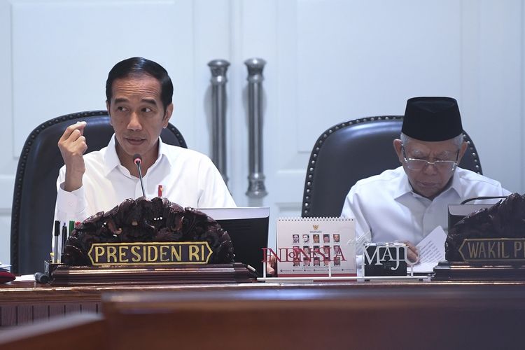 Presiden Joko Widodo (kiri) didampingi Wakil Presiden Maruf Amin (kanan) memimpin rapat kabinet terbatas di Kantor Presiden, Jakarta, Senin (6/1/2020). Pada rapat kabinet terbatas tersebut presiden mengajukan tiga usulan dalam menuntaskan persoalan masalah gas untuk industri, salah satunya penghilangan jatah untuk pemerintah. ANTARA FOTO/Wahyu Putro A/wsj.