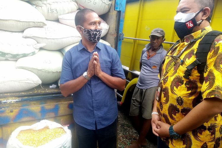Suroto melihat jagung pemberian Presiden Jokowi di gudang pakan miliknya di Desa Suruhwadang, Kecamatan Kademangan, Kabupaten Blitar, Senin (20/9/2021)