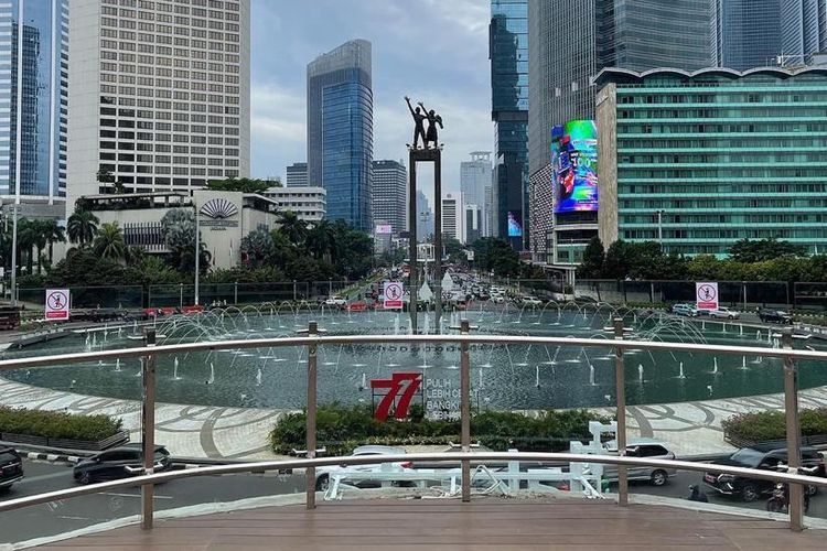 Pemandangan monumen Selamat Datang dan Bundaran HI dari atas anjungan halte Bundaran HI.