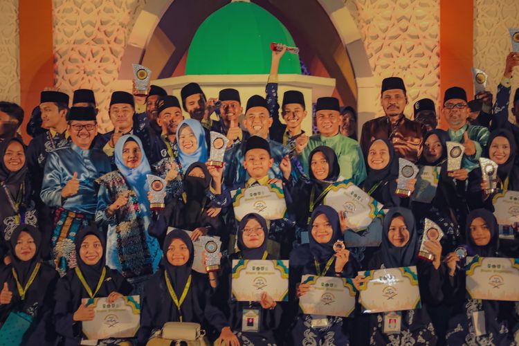 Wali Kota (Walkot) Dumai Paisal melakukan foto bersama dengan para peserta Kafilah Kota Dumai usai mengikuti acara Penutupan MTQ ke-42, Sabtu (27/4/2024). 