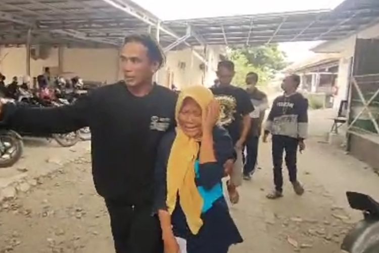 Sri Mulyati (35) ibu dari remaja ZA (15) yang tewas dalam kecelakaan lalu lintas di jalur Pantura Klampok, Brebes, Jawa Tengah, histeris saat mendatangi ruang jenazah RS Bhakti Asih Brebes untuk melihat kondisi anaknya, Senin (24/7/2023)