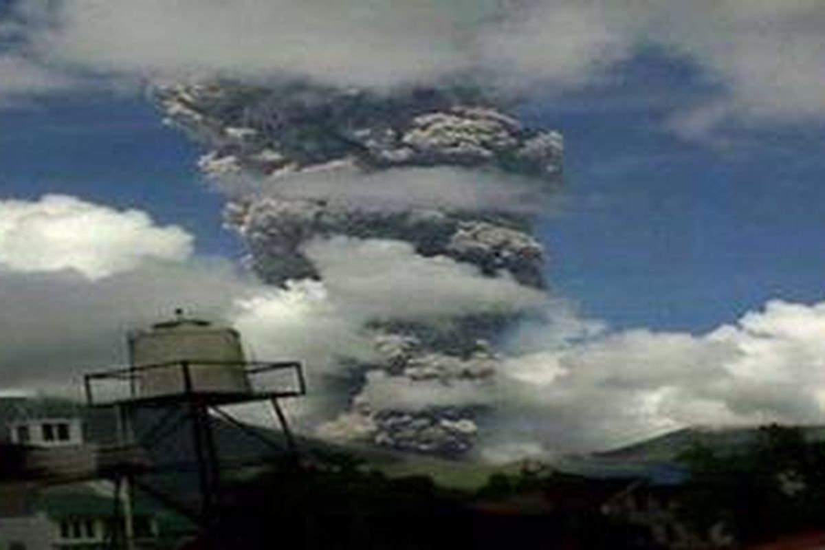 Abu letusan Gunung Lokon mencapai ketinggian hingga 3500 meter pada Rabu (28/11/2012).