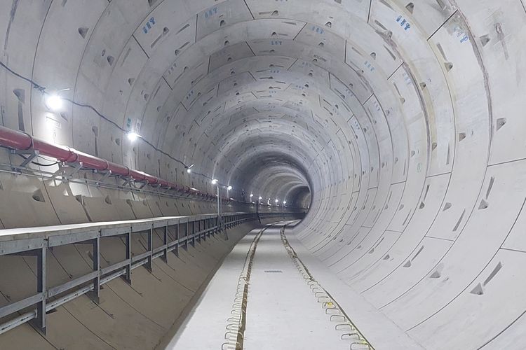 Penampakan terowongan raksasa atau tunnel jalur rel MRT Jakarta di Stasiun Monas, Selasa (26/8/2025).