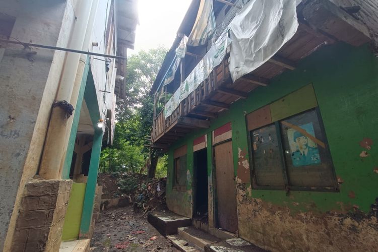 Perumahan di RT 15 RW 03 Kelurahan Cawang, Kecamatan Kramat Jati, Jakarta Timur, yang terdampak pembebasan lahan terkait normalisasi Kali Ciliwung, Rabu (22/2/2023).