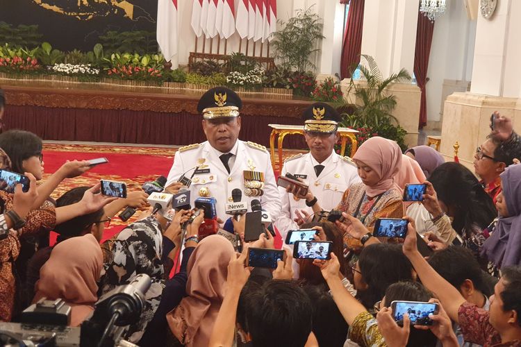 Murad Ismail dan Barnabas usai dilantik sebagai Gubernur Maluku 2019-2024 oleh Presiden Jokowi, di Istana Negara, Jakarta, Rabu (24/4/2019). 