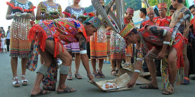 Beberapa warga mengenakan pakaian adat Dayak Iban tampak sedang mempersiapkan ritual penyambutan dalam rangkaian Festival Danau Sentarum-Betung Kerihun di Kota Lanjak, Kapuas Hulu, Kalimantan Barat, Kamis (12/12/2013).