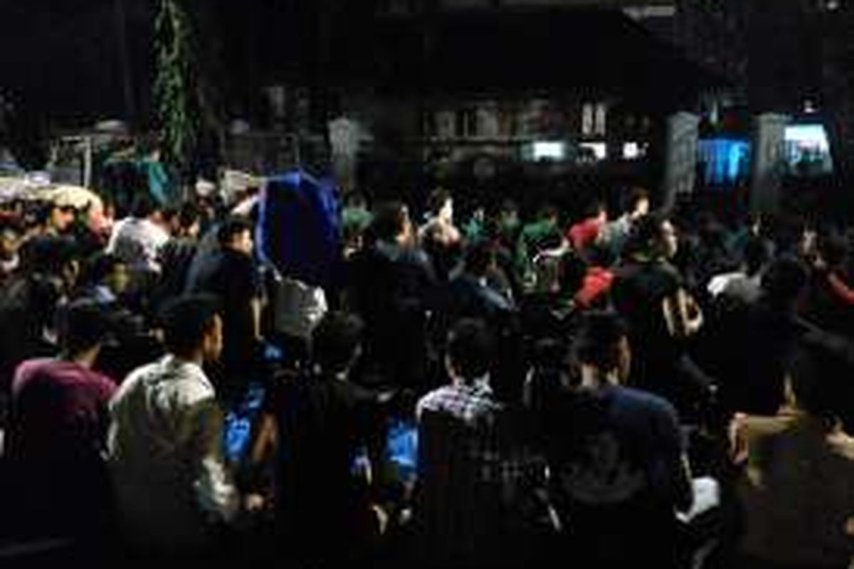 Massa aksi bela rakyat 112 saat menggelar sholat Magrib berjamaah di Jalan Medan Merdeka Barat, Jakarta Pusat, Kamis (12/1/2017) malam.