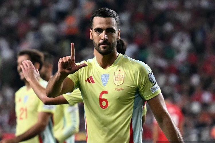 Gelandang Timnas Spanyol Mikel Merino merayakan setelah mencetak gol kelima Spanyol pada laga Grup E Kualifikasi Piala Dunia 2026 antara Turkiye dan Spanyol di Stadion Konya Buyuksehir Belediye, di Konya, pada 7 September 2025.