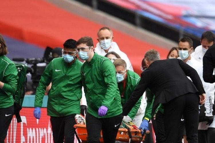 Eric Bailly dilarikan ke rumah sakit setelah insiden dalam laga Manchester United vs Chelsea pada semifinal Piala FA 2019-2020.