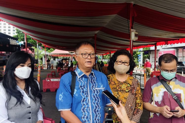 Kuasa hukum korban, Utomo Karim (kiri kedua) bersama tim kuasa hukum korban penipuan apartemen Antasari 45 saat mendatangi Polda Metro Jaya, Kamis (20/1/2022).
