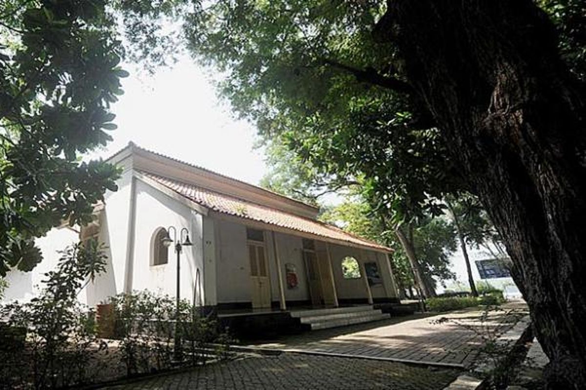 Bekas rumah dinas dokter Belanda yang dijadikan museum di Pulau Onrust, Kepulauan Seribu, Minggu (12/4/2015).