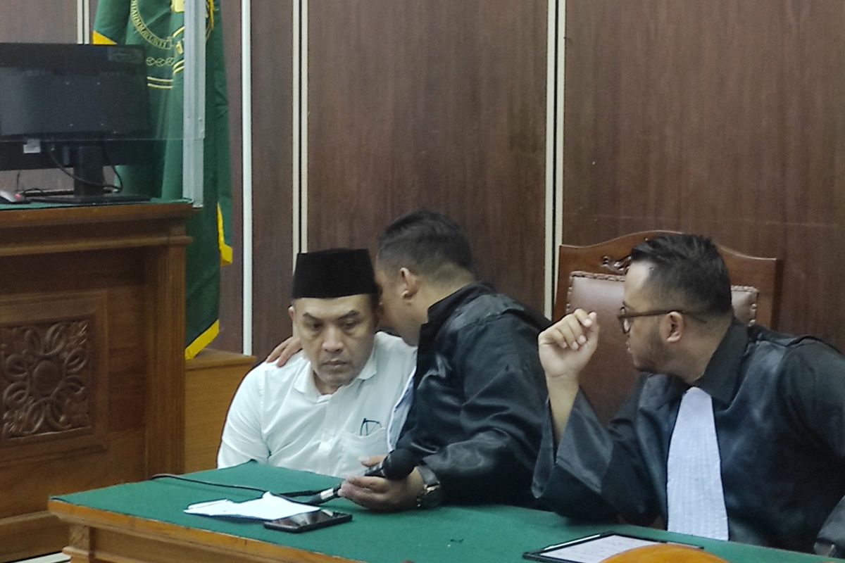 Terdakwa kasus dugaan penganiayaan terhadap anak kandung, yakni mantan bos perusahaan swasta bernama Raden Indrajana Sofiandi saat berdiskusi dengan tim penasihat hukum usai Majelis Hakim memvonis penjara selama dua tahun di Pengadilan Negeri Jakarta Selatan, Senin (19/6/2023). 
