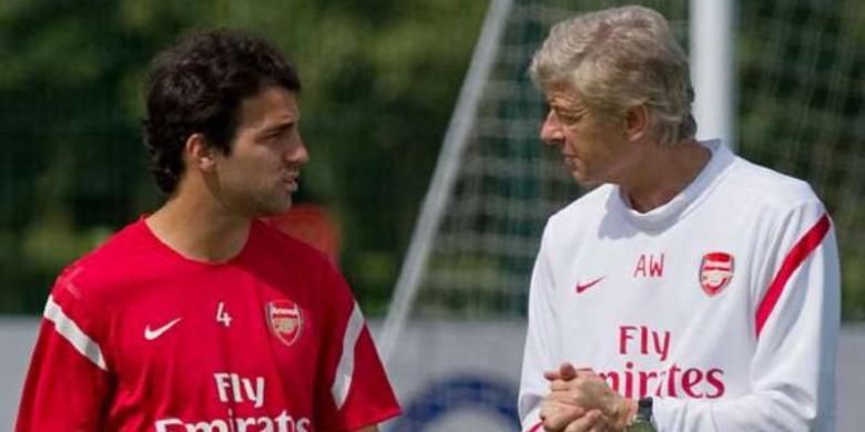 Gelandang asal Spanyol, Cecs Fabregas bersama pelatih Arsenal, Arsene Wenger. 