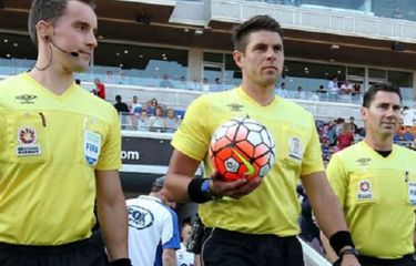 Wasit asal Australia, Shaun Evans.
