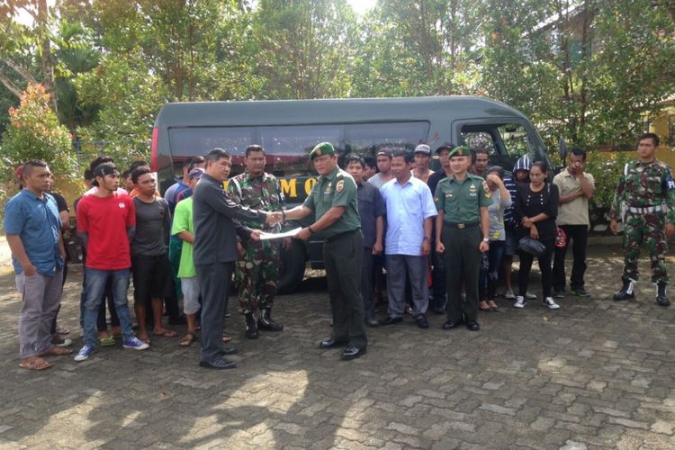 Kodim Batam 0315 Bintan menyerahkan 27 TKI ilegal yang berhasil diselamatkan dan selanjutnya dipulangkan ke kampung halamannya masing-masing yang dilakukan BP3TKI Tanjungpinang.