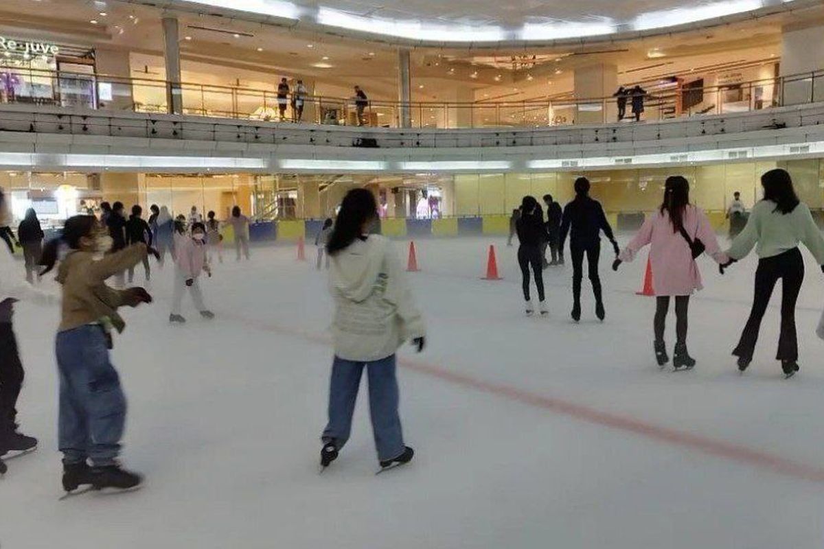 Suasana bermain ice skating di Sky Rink Mal Taman Anggrek, Tanjung Duren, Jakarta Pusat, pada Selasa (25/4/2023). (KOMPAS.com/XENA OLIVIA)