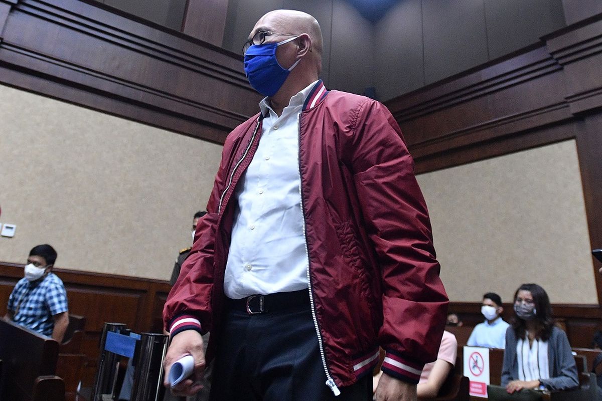 Saksi selaku pengusaha Rahmat bersiap memberikan kesaksian dalam sidang kasus dugaan suap dan gratifikasi pengurusan fatwa Mahkamah Agung (MA) Djoko Tjandra dengan terdakwa Pinangki Sirna Malasari di Pengadilan Tipikor, Jakarta, Senin (9/11/2020). Dalam sidang tersebut Jaksa Penuntut Umum menghadirkan 2 orang saksi yakni terpidana kasus cessie Bank Bali Djoko Tjandra dan pengusaha Rahmat. ANTARA FOTO/Sigid Kurniawan/foc.