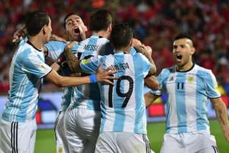 Lionel Messi dkk merayakan gol Gabriel Mercado saat Argentina menang 2-1 atas Cile di Stadion Nasional, Santiago, Kamis (24/3/2016). 