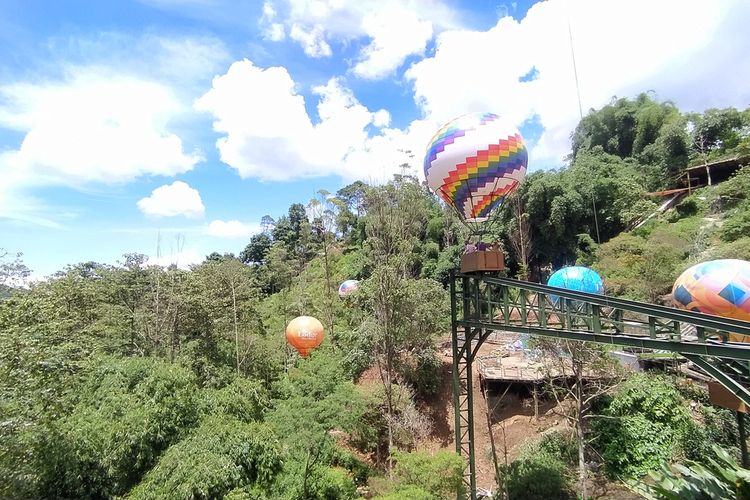 Wahana balon udara di area The Lodge Maribaya, Lembang, Bandung Barat, Jawa Barat.