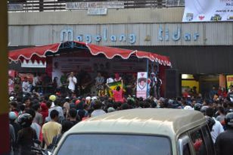 Ratusan pecinta musik Reggae memeriahkan kampanye capres-cawapres Prabowo-Hatta di Lapangan MT Kota Magelang, Jumat (4/7/2014) sore.