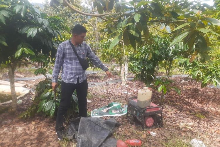 Anggota kepolisian menunjukkan lokasi korban tersengat listrik jerat babi hutan di Pekon Lumbok Seminung, Rabu (24/4/2024).