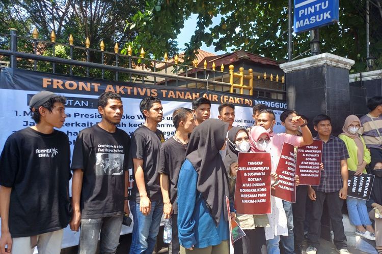 Massa aksi menggerakkan Pengadilan Negeri Jakarta Selatan usai tak terima dengan keputusan penggusuran rumah Guruh Soekarnoputra, Selasa (1/8/2023).