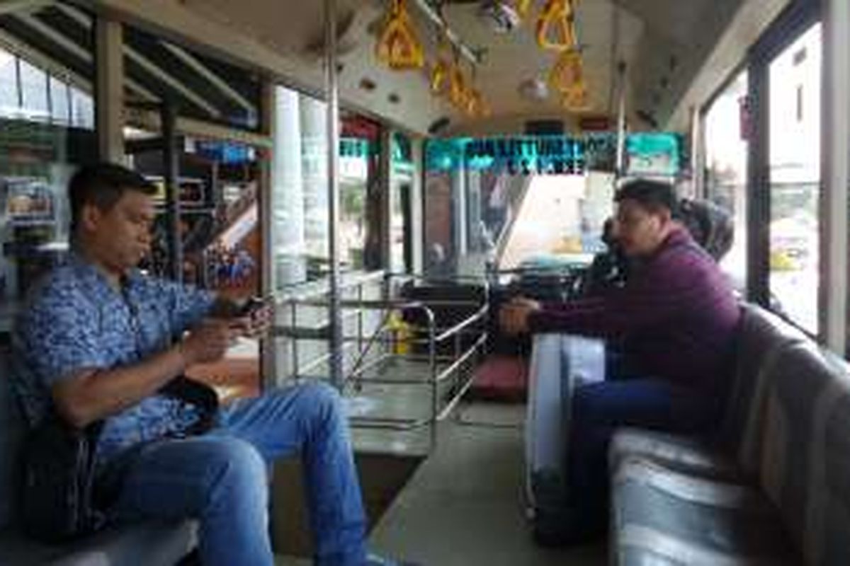 Kondisi salah satu shuttle bus gratis di Bandara Soekarno-Hatta, Tangerang, Senin (4/7/2016). Beberapa pengguna shuttle bus mengeluhkan pendingin udara yang kurang maksimal dan bau apek di dalam bus.