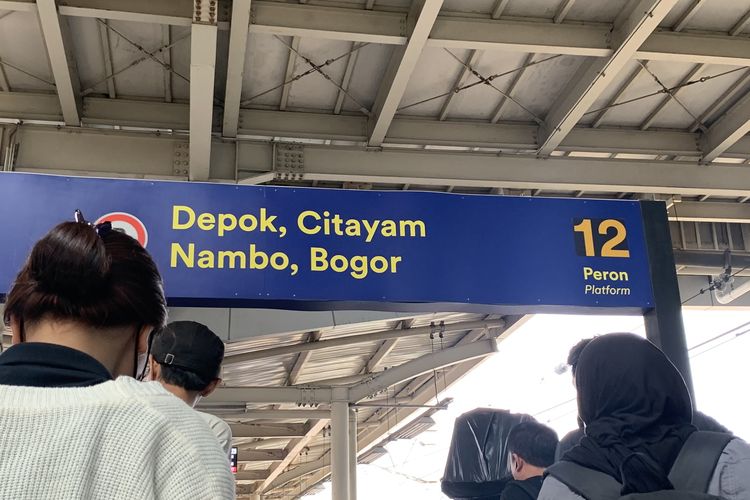 Bagi penumpang yang ingin menaiki KRL baru menuju Depok, Citayam, dan Bogor, silakan menunggu di jalur 11 dan 12 Stasiun Manggarai.
