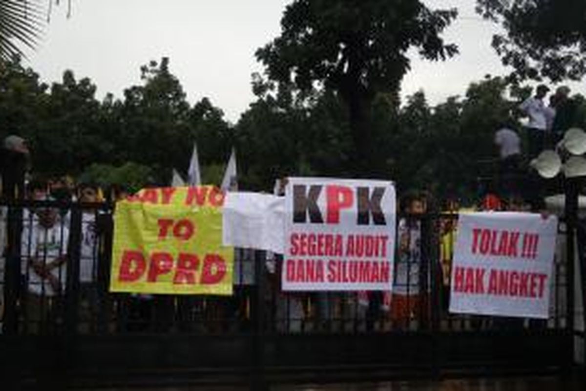 Aksi unjuk rasa yang dilakukan oleh puluhan orang, di depan Balai Kota DKI Jakarta, Senin (2/3/2015). Aksi dilakukan untuk menyatakan dukungan terhadap Gubernur Basuki Tjahaja Purnama yang hendak membongkar dugaan korupsi pada RAPBD DKI 2015