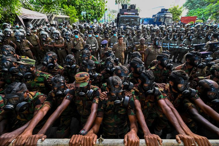 Dalam lanjutan demo Sri Lanka akibat krisis Sri Lanka bangkrut, tentara menahan barikade penghalang saat pengunjuk rasa menuntut mundur Presiden Gotabaya Rajapaksa di Colombo, 28 Mei 2022.
