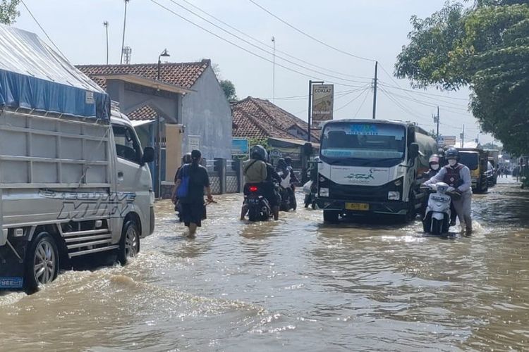 Sungai Cisanggarung di wilayah perbatasan Jawa Tengah dan Jawa Barat di Kecamatan Losari meluap hingga merendam jalanan di Kecamatan Losari, Brebes, Jawa Tengah, Rabu (6/2/2024). 