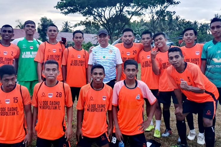 Selama kompetisi Liga 1 2020 dihentikan sementara, pemain Bhayangkara FC Saddil Ramdani latihan bersama tim daran asalnya yaitu Dua Laode FC. 