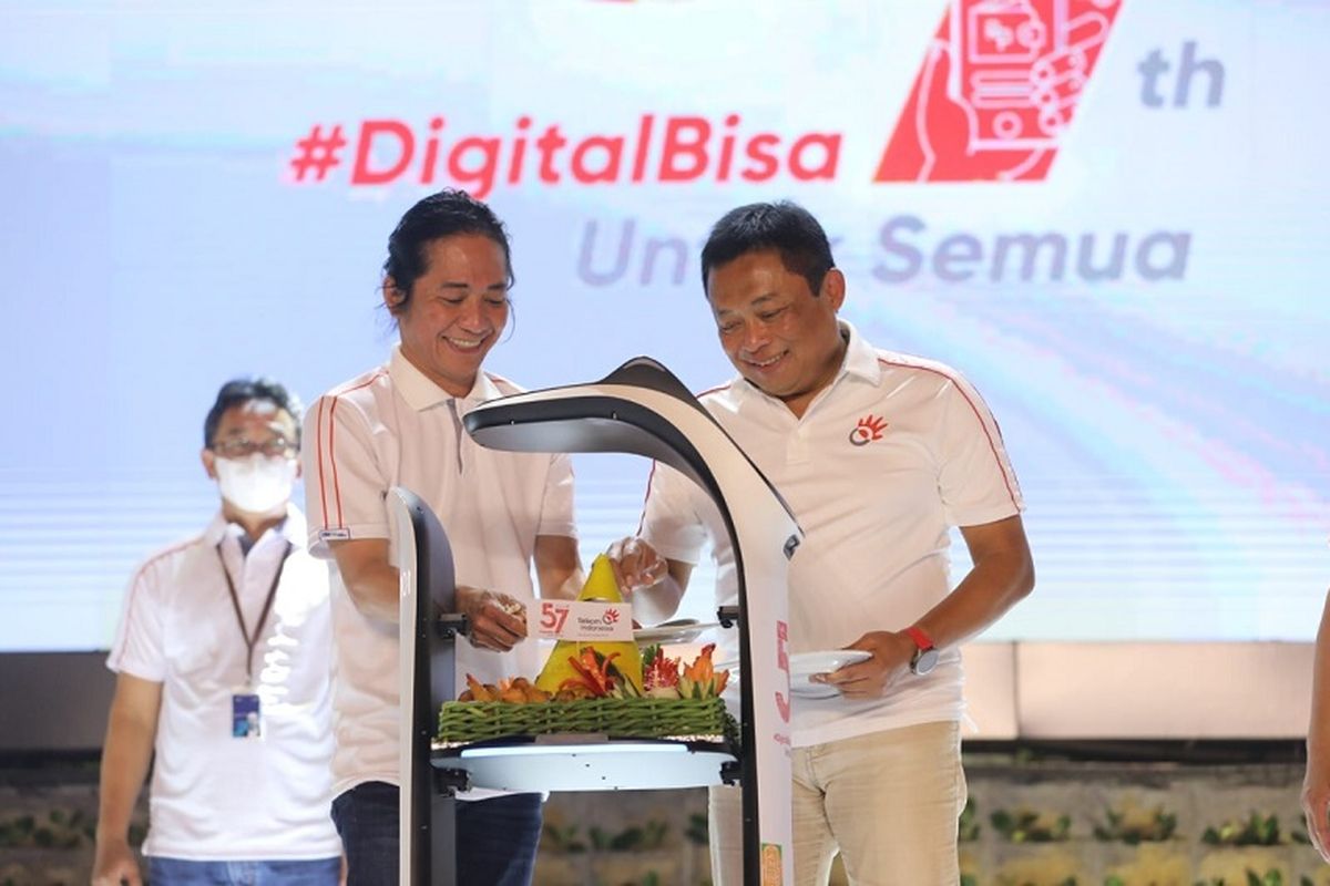 Komisaris Independen Telkom Abdi Negara Nurdin (kiri) dan Direktur Utama (Dirut) Telkom Ririek Adriansyah (kanan) melakukan prosesi pemotongan tumpeng sebagai ungkapan rasa syukur usia Telkom yang menginjak ke-57 tahun. 