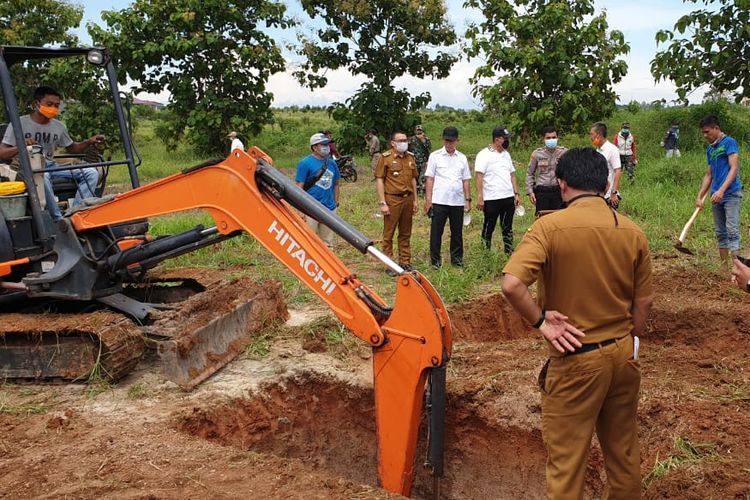 Tim Relawan Pemprov Lampung menggali liang lahat yang akan digunakan untuk memakamkan jenazah pasien positif 02 beberapa waktu lalu. Pemprov Lampung menyiapkan lahan khusus untuk pemakaman pasien positif yang meninggal dunia. (FOTO: Tim Relawan Pemprov Lampung).