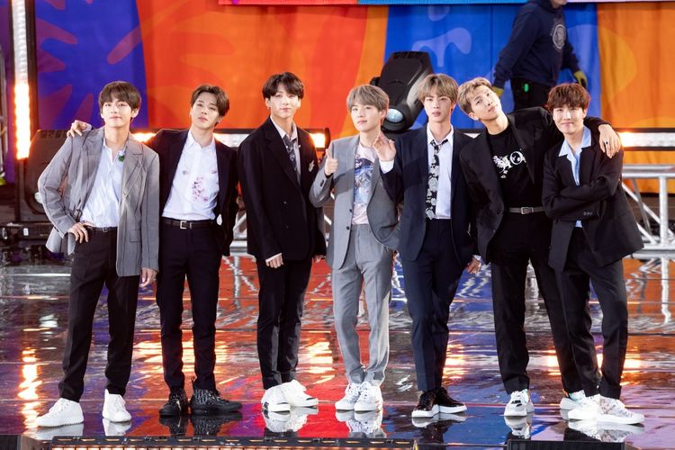 Para member BTS (dari kiri) V, Jimin, Jungkook, Suga, Jin, RM, and J-Hope menjadi bintang tamu acara 2019 Summer Concert Series yang digelar Good Morning America di Central Park, New York, Rabu (15/5/2019).