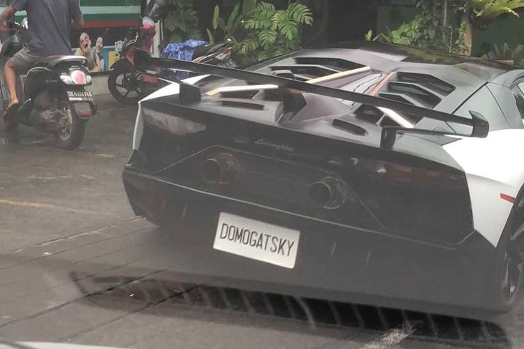 Sebuah foto yang memperlihatkan mobil mewah mengunakan pelat palsu bertuliskan nama WNA asal Rusia tengah parkir di sebuah mini market di salah satu kawasan wisata di Bali. /Istimewa