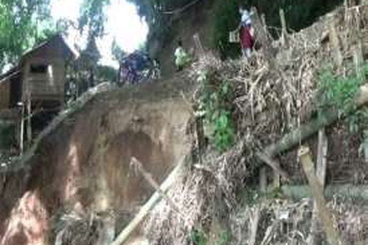 longsor di desa buntubuda kecamatan mamasa sulawesi barat menyebakan akses jalan ke kota mamasa dan desa-desa lain di sekitarnya terputus. 