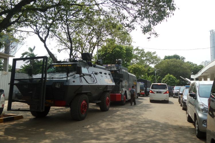 Dua kendaraan taktis disiagakan di Kantor DPP Partai Golkar jelang rapat pleno, Rabu (11/10/2017).